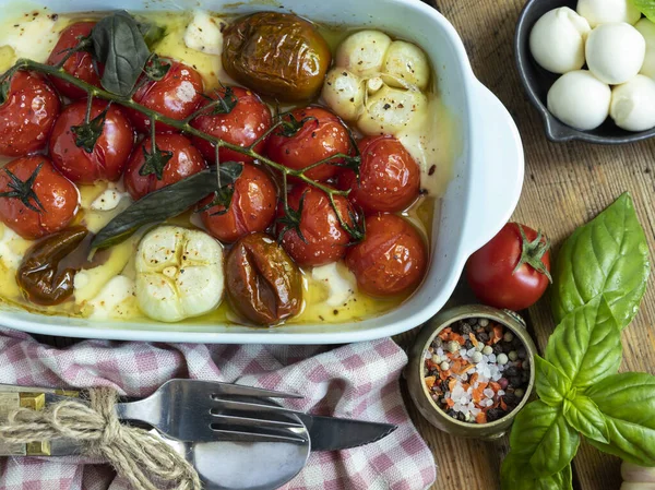 烤蔬菜番茄 莫扎拉奶酪 大蒜在烤箱陶瓷盘 — 图库照片