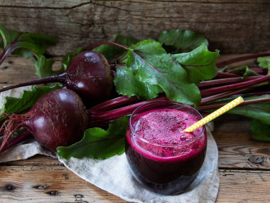 Taze smoothie sıkılmış pancar suyu tahta bir yüzey üzerinde sağlıklı beslenme, detoks, diyet ve vejetaryen konsepti.