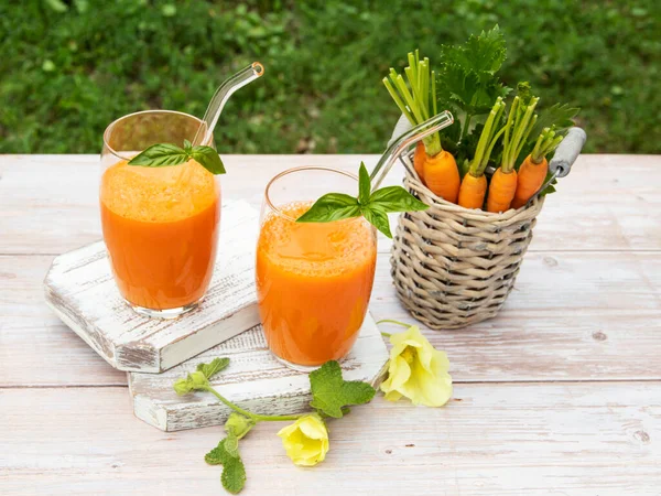新鲜的挤压软糖胡萝卜汁在两杯中 健康的饮食 — 图库照片
