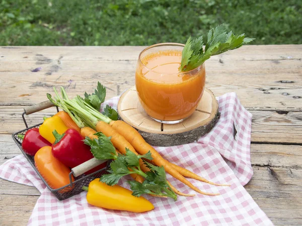 新鲜的挤压甜椒 胡萝卜 果汁在一个杯子里 健康的饮食 图库图片