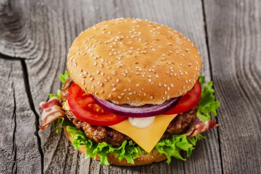 Hamburger ızgara et peynir pastırma ahşap bir yüzeyi ile