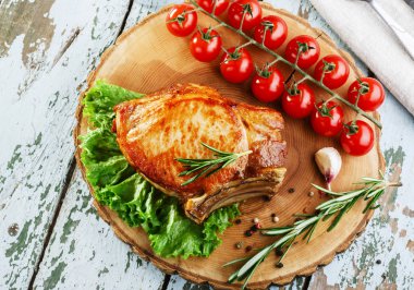 Kızarmış pirzola kemik üzerinde