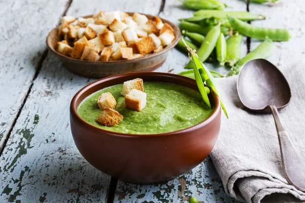 Sup puree dengan kacang polong hijau — Stok Foto