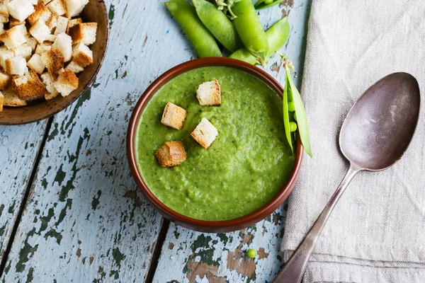 Sup puree dengan kacang polong hijau — Stok Foto