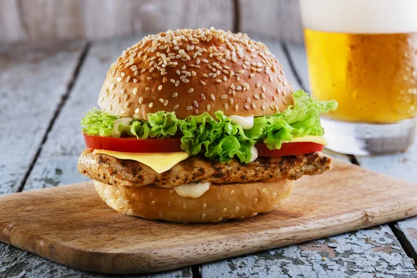 Burger with grilled chicken and cheese — Stock Photo, Image