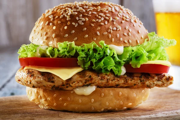 Hambúrguer com frango grelhado e queijo — Fotografia de Stock