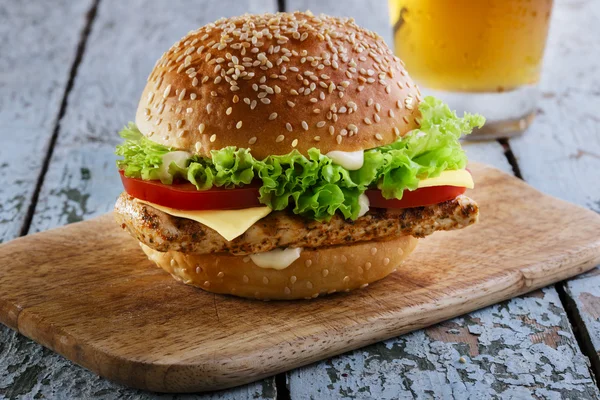 Hambúrguer com frango grelhado e queijo — Fotografia de Stock