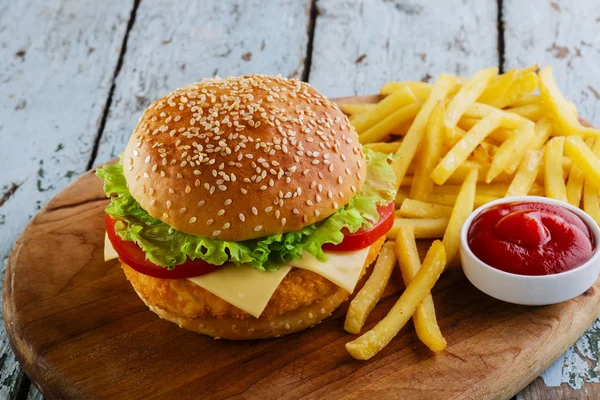 Hambúrguer com costeleta empanada — Fotografia de Stock