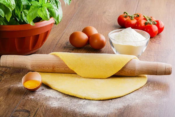 Masa casera con un rodillo — Foto de Stock