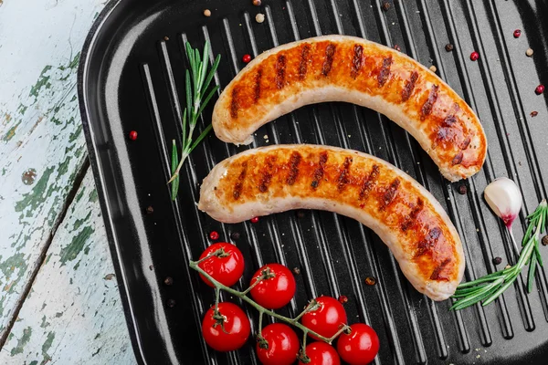 Salchichas de pollo en una sartén —  Fotos de Stock