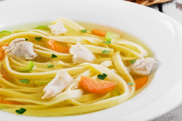 Sopa de pollo con fideos caseros — Foto de Stock