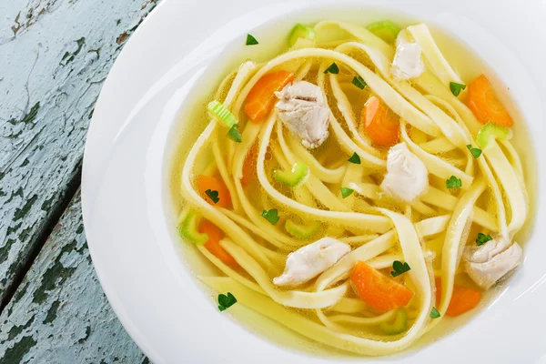 Sopa de pollo con fideos caseros — Foto de Stock