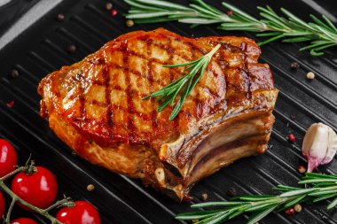 Üzerinde kemik ızgara tava doğrayın