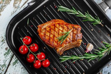 Üzerinde kemik ızgara tava doğrayın