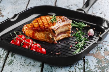 Üzerinde kemik ızgara tava doğrayın