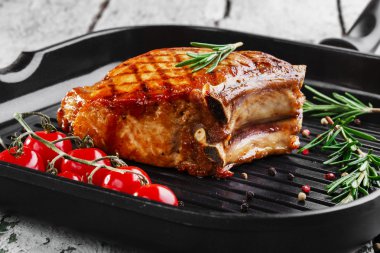 Üzerinde kemik ızgara tava doğrayın