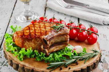 Kemik üzerinde ızgara pirzola