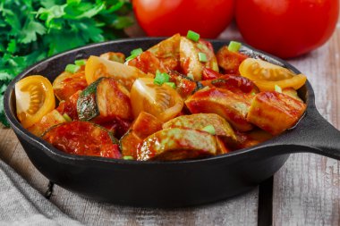 Kavrulmuş kabak ve domates soslu kabak