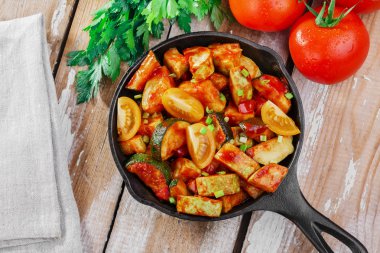 Kavrulmuş kabak ve domates soslu kabak