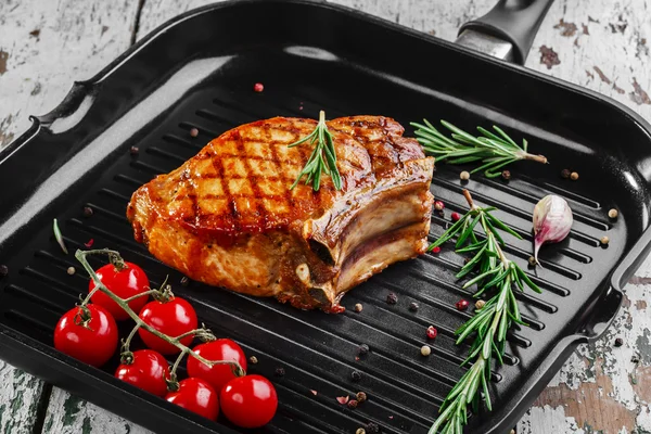 Üzerinde kemik ızgara tava doğrayın