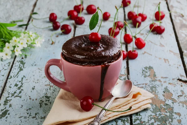 Pastel de chocolate en una taza — Foto de Stock