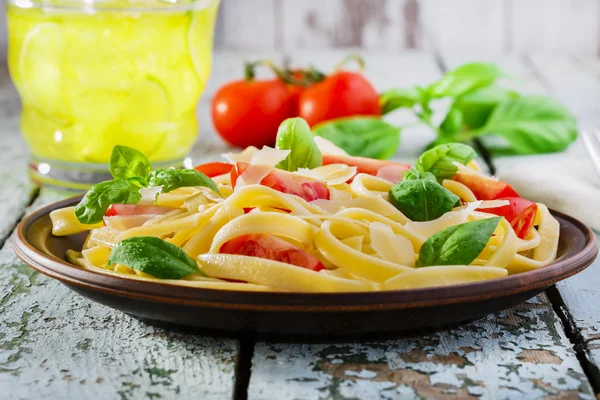Fettuccine con tomates y queso parmesano — Foto de Stock