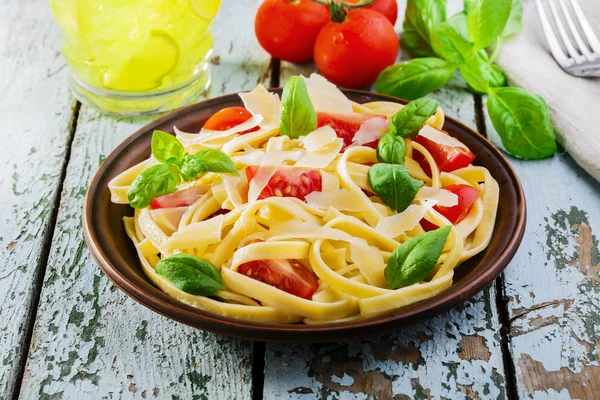 Fettuccine con tomates y queso parmesano — Foto de Stock