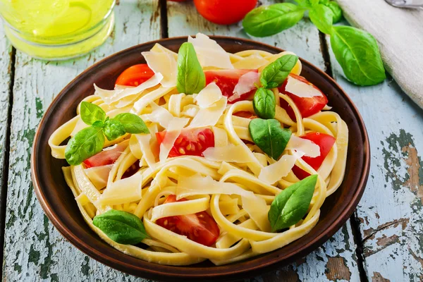 Fettuccine con tomates y queso parmesano — Foto de Stock