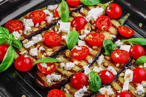 Berenjena a la parrilla con queso feta y tomates cherry — Foto de Stock