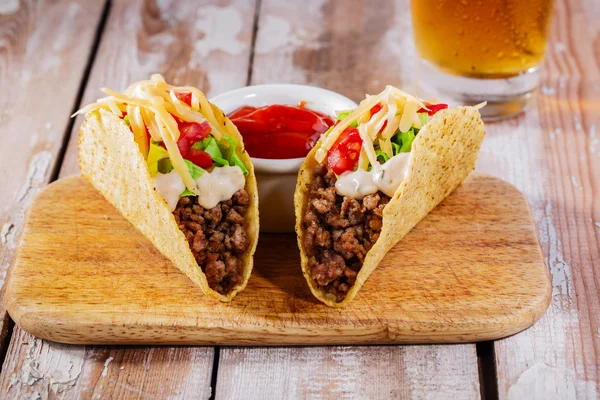 Tacos with minced meat with greens and tomatoes — Stock Photo, Image