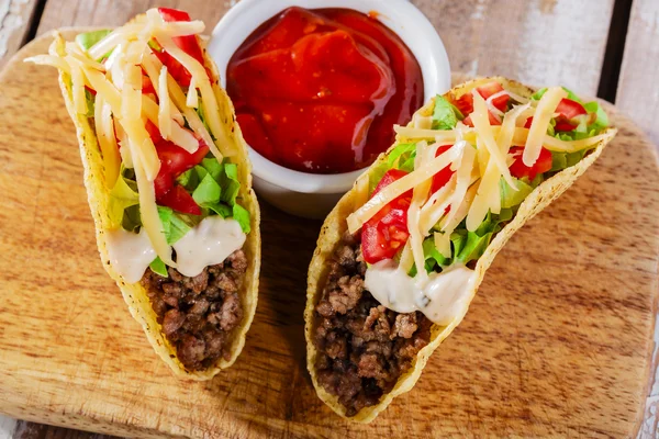 Taco, darált hússal, a zöldek és a paradicsom — Stock Fotó