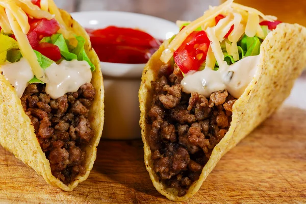 Tacos com carne picada com verduras e tomates — Fotografia de Stock