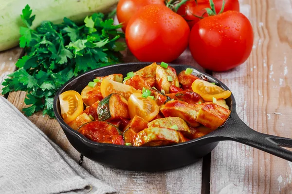 Geröstete Kürbisse und Zucchini in Tomatensauce — Stockfoto