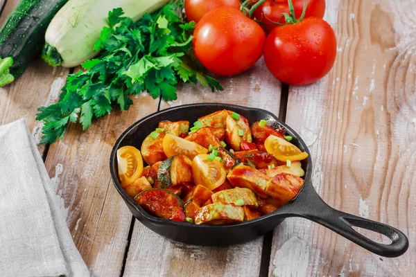 Geröstete Kürbisse und Zucchini in Tomatensauce — Stockfoto