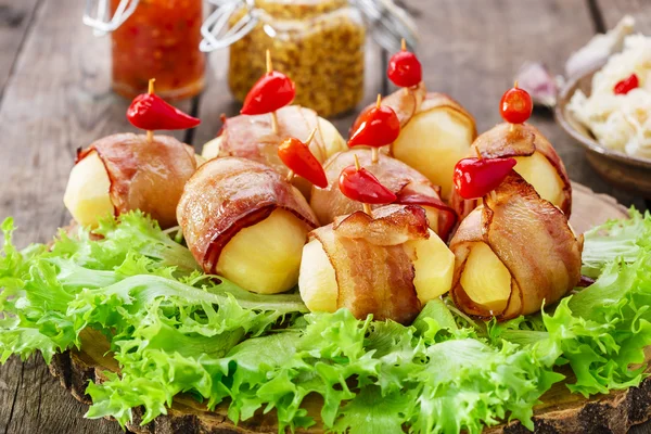 Pommes de terre enveloppées dans du bacon et cuites au four — Photo