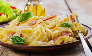 Makarna carbonara pastırma ve sos ile