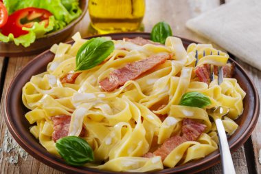 Makarna carbonara pastırma ve sos ile