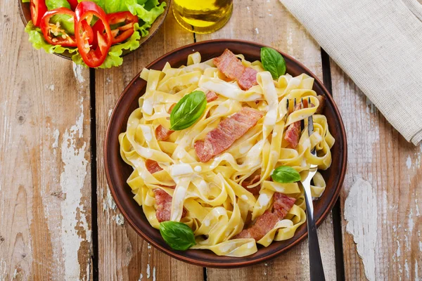 Pasta carbonara met spek en saus — Stockfoto