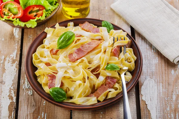 Carbonara makaron z boczkiem i sosem — Zdjęcie stockowe