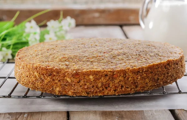 Pastel de zanahoria con nueces y crema — Foto de Stock