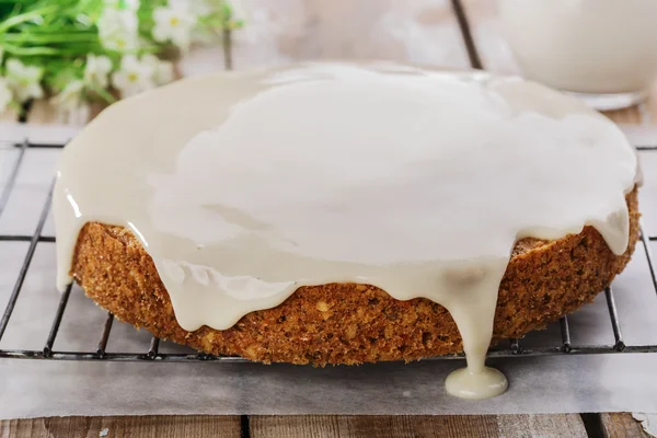 Torta di carote con noci e panna — Foto Stock