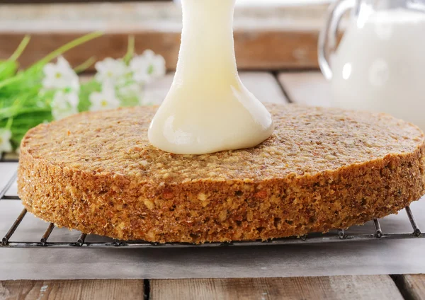 Bolo de cenoura com nozes e creme — Fotografia de Stock