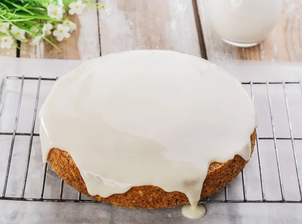 Bolo de cenoura com nozes e creme — Fotografia de Stock