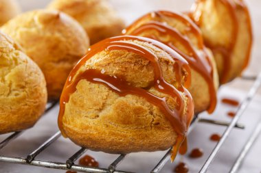 Karamel ile profiterol