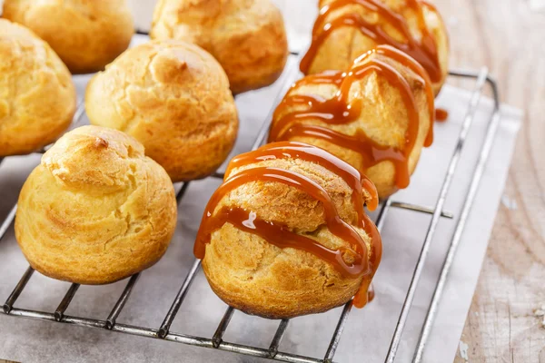 Profiteroles com caramelo — Fotografia de Stock