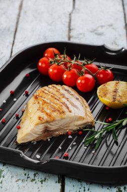 Izgara balık fileto limon ve kiraz domates ile