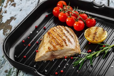 Izgara balık fileto limon ve kiraz domates ile