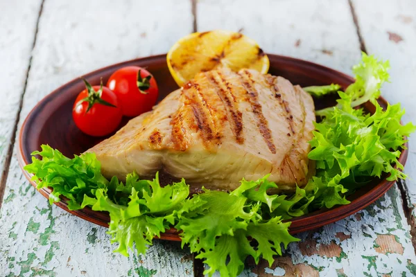 Filete de pescado a la parrilla con tomates de limón y cereza —  Fotos de Stock