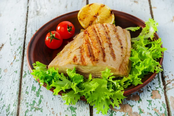 Gegrilde visfilet met citroen en cherry tomaten — Stockfoto