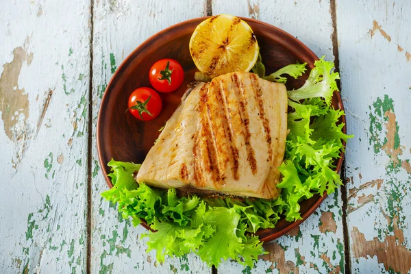 Grilled fish fillet with lemon and cherry tomatoes — Stock Photo, Image